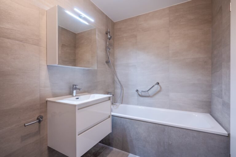 Salle de bains avec baignoire, 3,5 pièces