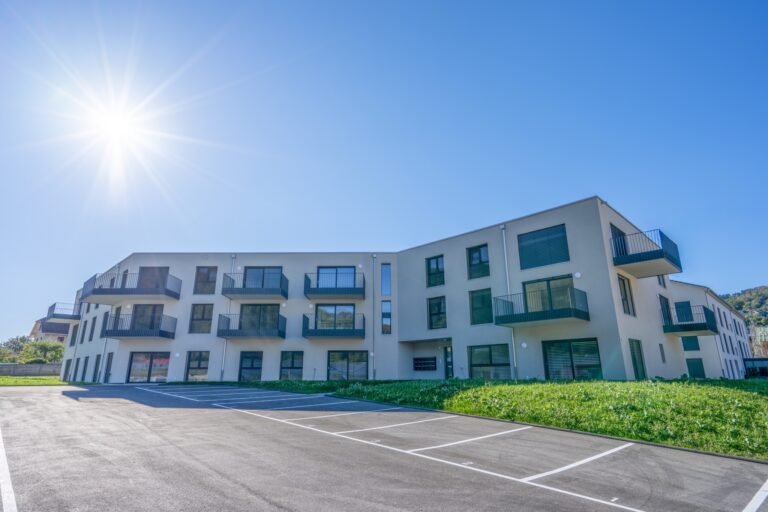 Façade et places de parc de la résidence